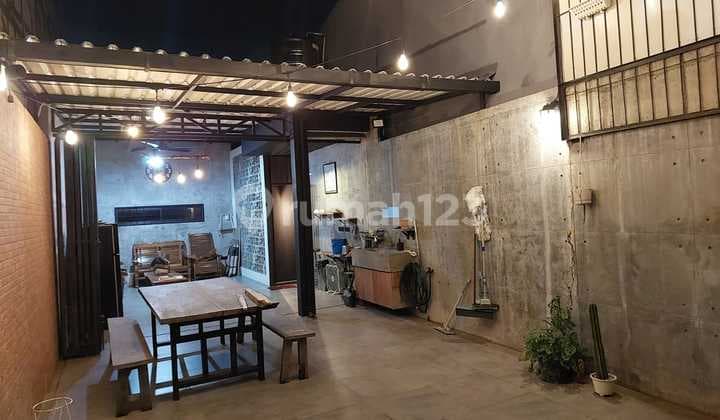 Dijual Rumah di Jelambar, Rapih Sudah Renovasi Bangunan 2,5 Lt