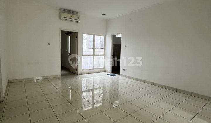 For Sale: Taman Kencana House in Cengkareng, Area 144M2, 4BR+4Bath, 2.5 Floors, West Facing