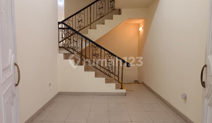 FOR SALE: House in Pantai Indah Kapuk, Size 8x18m, 2.5 Floors, Jogging Track Available, Neat and Ready to Move In!!