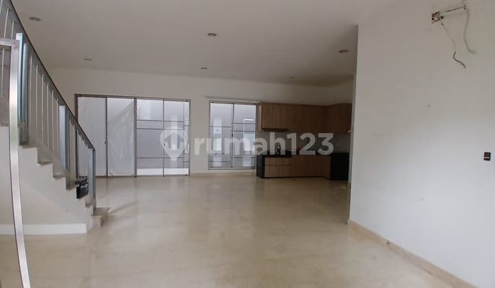 Dijual Murah Rumah Golf Island Pantai Indah Kapuk Uk 10X15m 2 Lantai Rapih Siap Huni!!