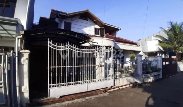 Spacious, Large, Sturdy, Well-Maintained, Clean House Near Tegal Lega Field, Bandung City.