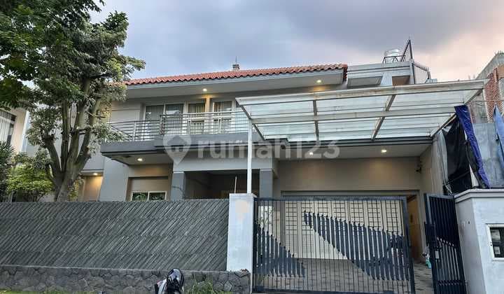 Dijual Cepat Rumah Mewah 2Lt di Graha Family Surabaya