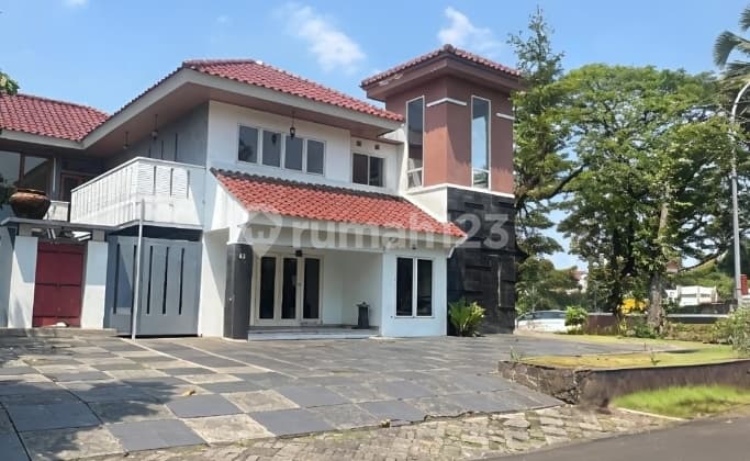 Rumah Besar Lokasi Strategis Depan Taman Kota Bsd