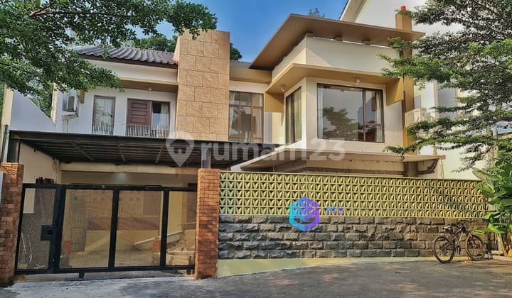 Rumah Minimalis Modern 2.5 Lantai Dekat Taman Wiladatika