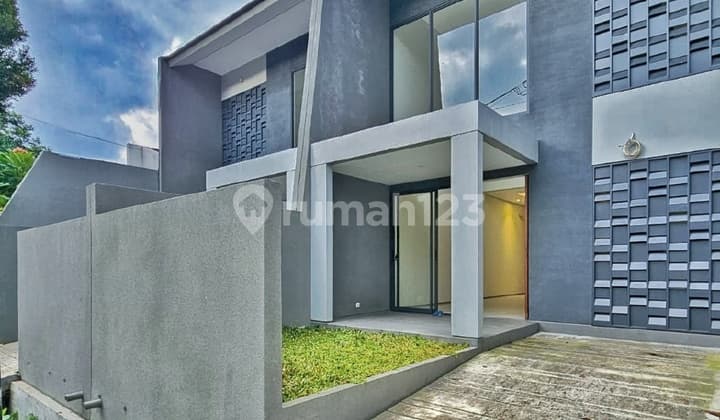 Modern Minimalist 2-Storey House in Megapolitan Complex