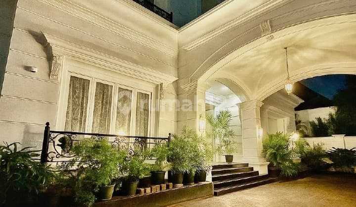 3.5-STORY LUXURY HOUSE IN PRIME AREA