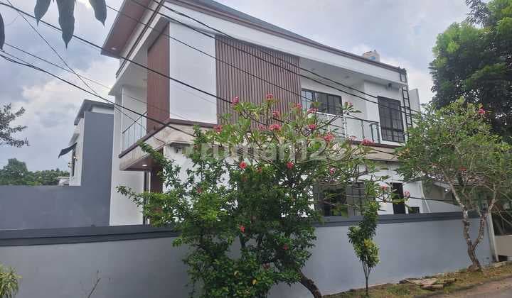 Rumah Baru Posisi di Hook, Row Jalan 3 Mobil, di Bulevard Cluster Kiwi Bintaro Jaya, 3 Menit ke Tol Parigi