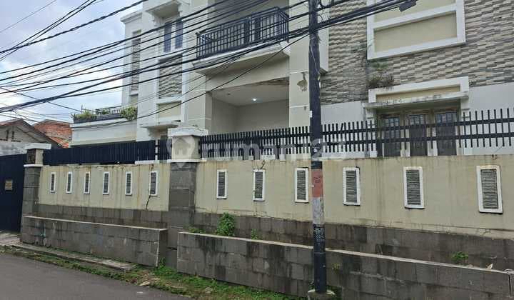 Rumah Lokasi Strategis di Kemanggisan