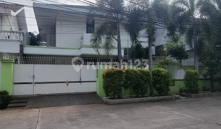 Rumah Terawat Jalan Raya