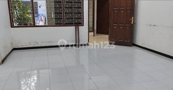 Rumah Bangunan Lama Dengan Pekarangan Yg Cukup Luas Di Sompok Semarang