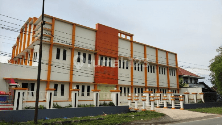 Gedung Luas Lebih Dari 1.000 M2 Di Pinggir Jalan Raya Weleri Kendal