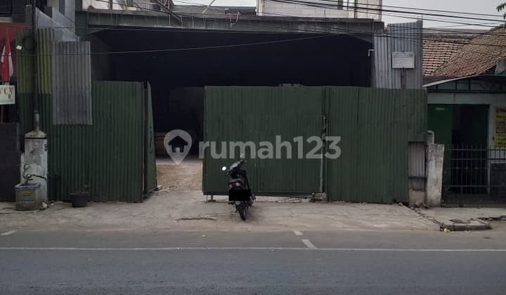 Strategically Located Mainroad Shop House in Ciateul