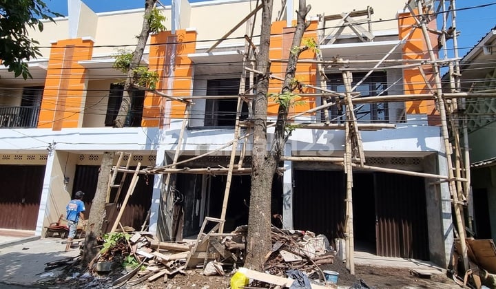 Main Road Shophouse, 2 Units Available, Busy Area in Sarimanis, Sarijadi.