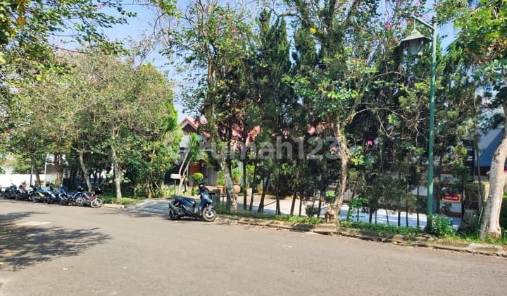 Rumah Mewah 5 Lantai Halaman Luas di Dago