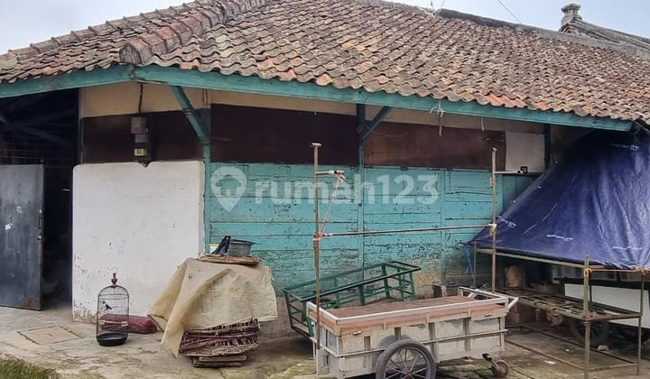 Strategic Shop House Suitable for Warehouse or Business in Andir