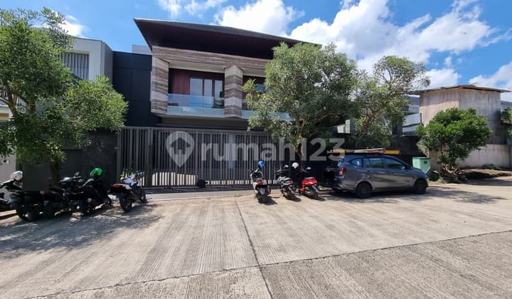 Rumah Mewah Banget Bonus Kolam Renang di Setraduta