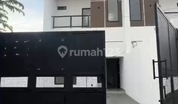 J2217-C2++#3% Rumah Baru 3 Lantai 5X20/135 M2 Hadap Selatan Jalan Lebar 3 Mobil di Kav Dki Meruya