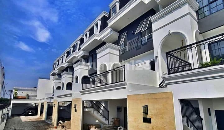 Rumah Modern Klasik Pejaten Barat - Warung Jati, Jakarta Selatan