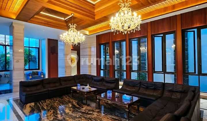 Rumah dengan Fasilitas Super Mewah di Pantai Mutiara