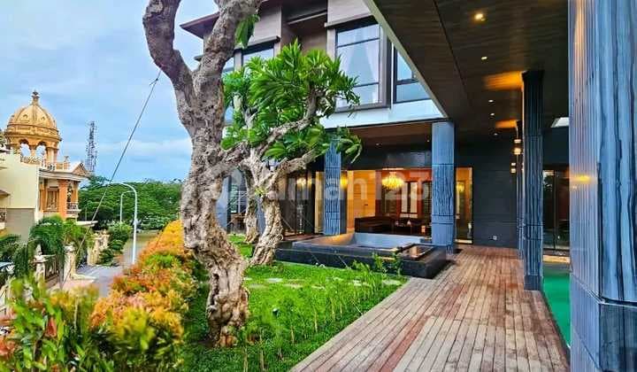 Rumah dengan Fasilitas Super Mewah di Pantai Mutiara