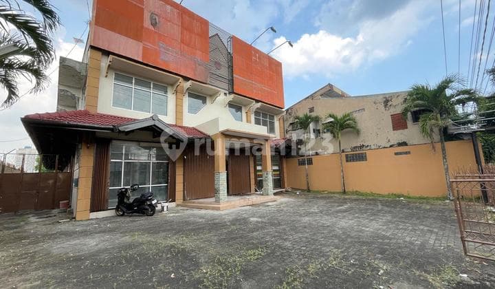 Large Ready-to-Use Shop House, Suitable for Store, Call Center, and Bank Near UGM