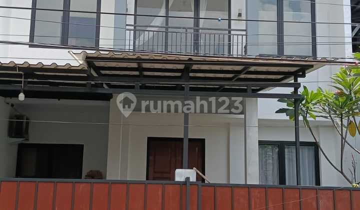 Disewa Rumah Baru Dalam Komplek Besar Wilayah Limo Cinere, Luas Tanah 165M,Bangunan 3 Lantai, Kamar Tidur, Semi Furnished, Jalan Lingkungan Lebar, Dekat dengan Pintu Tol Limo, Harga Sewa 65 Jt Pertahun Nego
