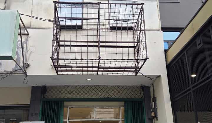Disewa Ruko Wilayah Jakarta Selatan Radio Dalam pinggir jalan raya, bangunan 3 lantai, 3 kamar mandi, cocok untuk kantor dan usaha, harga sewa 225 JT Nego Sam