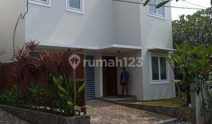 Disewa Rumah Wilayah Pejaten Barat,Tanah 400M, Bangunan 500M 2 Lantai, 4 Kamar Tidur, Semi Furnished, Ada Kolam Renang, Harga 400 Jt Nego Pertahun Sam