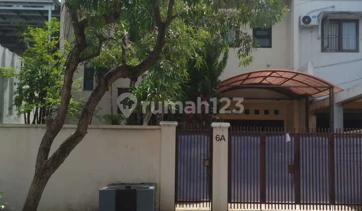 Disewa Rumah dalam komplek Pangkalan Jati, cocok untuk kantor dan tempat tinggal, luas tanah 300M, bangunan 2 lantai, 3 kamar tidur, 2 kamar mandi, ada 2 unit AC, water heater dan kitchen set, parkir dalam 2 mobil, di luar 2 mobil, harga sewa 125 JT Perta