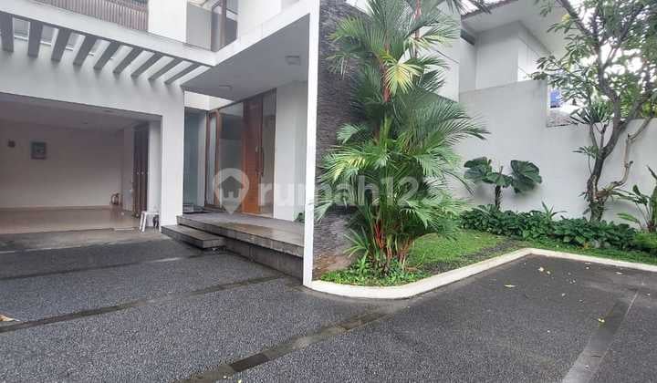 Disewa Rumah Eksklusive Bagus, Wilayah Kemang, Luas Tanah 600M, 5 Kamar Tidur, Parkir 5 Mobil, Unfurnished, Swimming Pool, Harga 800 Jt Pertahun Nego Sam