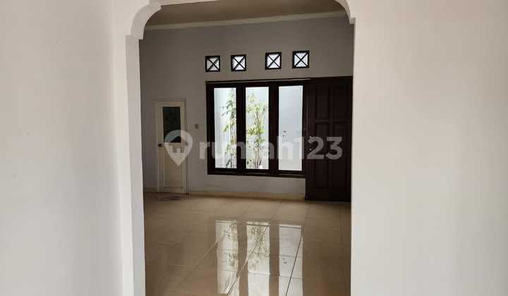 For Rent: Non-Cluster/Outside Complex House, Kahfi I Jagakarsa Area, Land Area Approximately 100 sqm, 2 Bedrooms, 1 Maid’s Room, Carport with Pergola/Awning, Rental Price IDR 65 Million per Year (Negotiable).