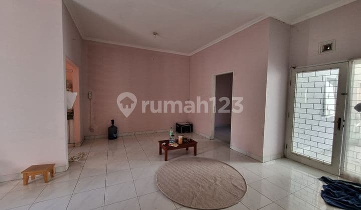 Ready to Enter Singgasana Complex