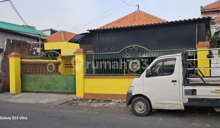 Jual Rumah Hitung Tanah Strategis Komersial Raya Kedung Baruk
