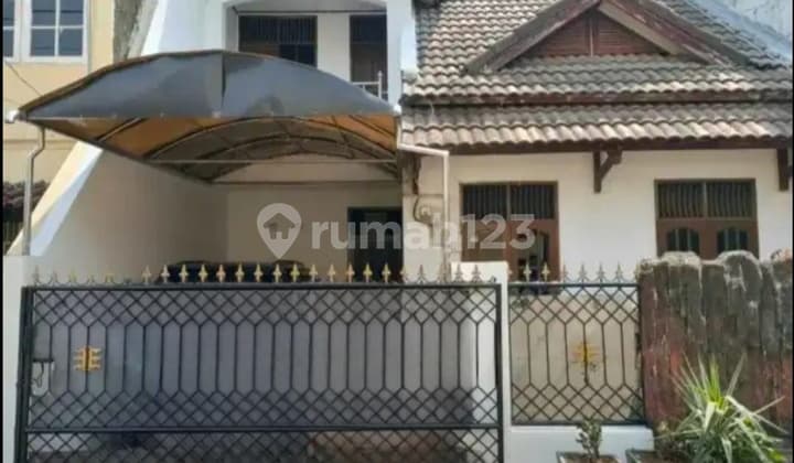 RUMAH KAYU PUTIH LOKASI STRATEGIS DEKAT LAPANGAN BOLA PERSIJA