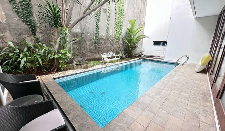 RUMAH MEWAH SEMIFURNISHED NYAMAN DENGAN SWIMMING POOL DI KEMANG