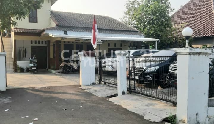 Ready-to-Live House with Bonus Boarding House and Car Parking Rental in Plumpang