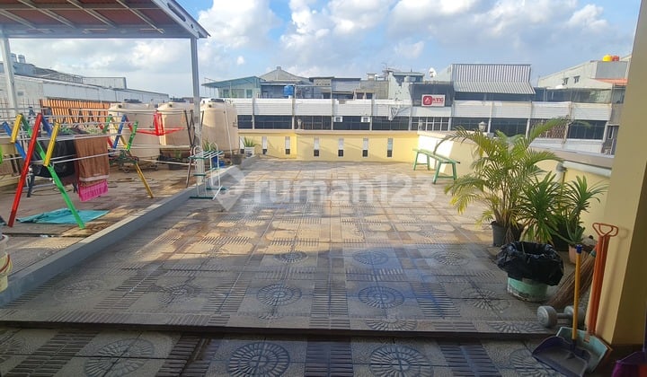 Ruko 3 Lantai Dipinggir Jalan Lokasi Strategis Siap Pakai Harga Menarik