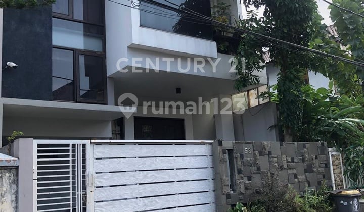 RUMAH MODERN DI UTAN KAYU SANGAT BAGUS DAN SIAP HUNI