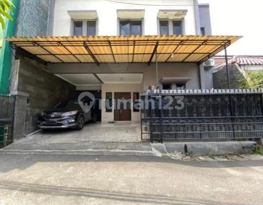 For Sale: Beautiful and Comfortable 2-Story House in Tebet, South Jakarta