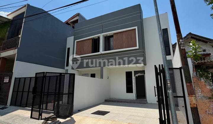 Rumah Baru Minimalis Mulyosari Utara Jalan Utama Living Room Lega