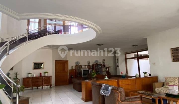 Rumah Muka Lebar Cantik Dekat Cafe Komplek Cipaku Bandung Utara