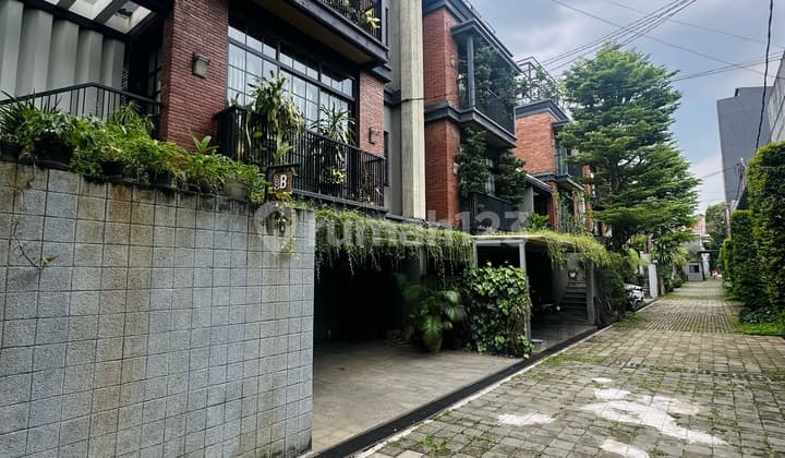 Siap Huni, Rumah, 4 Lantai, SHM, Dekat Akses MRT, Bebas Banjir,