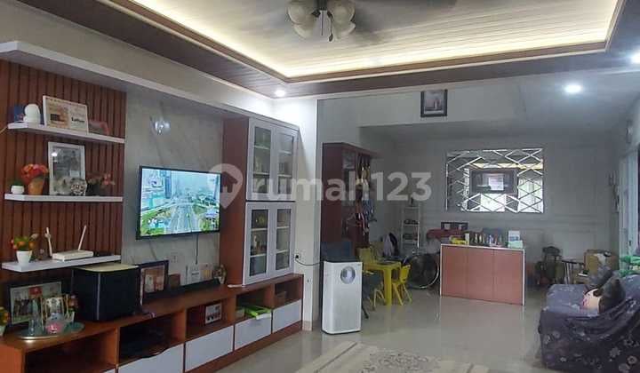 East Terrace Rumah 2,5Lantai Metland Cyber Puri