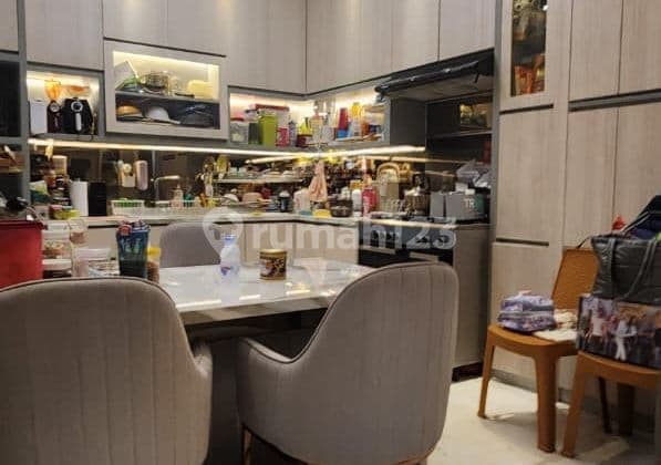 Rumah 4 Lantai Furnish di Riviera At Puri Lokasi Strategis