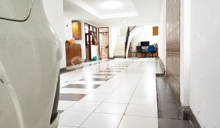 Rumah 4 Lantai full furnished di Palmerah Jakarta Barat Strategis