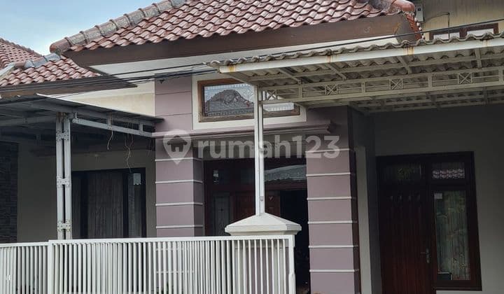 Dijual Rumah Semi Furnish 1,5 Lantai di Graha Santoso Regency