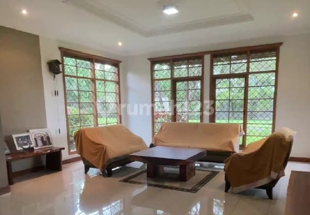 Villa House with a Spacious Yard in Maribaya Lembang