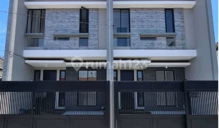 2 Attached Row Houses in Klampis, Could Be Neighbors with Relatives, Right?