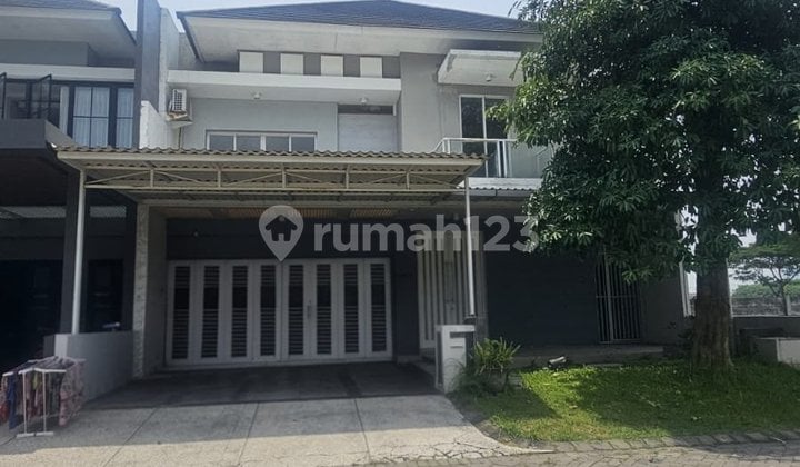 Rumah Luas Suap Huni dengan 4 Kamar di Royal Residence