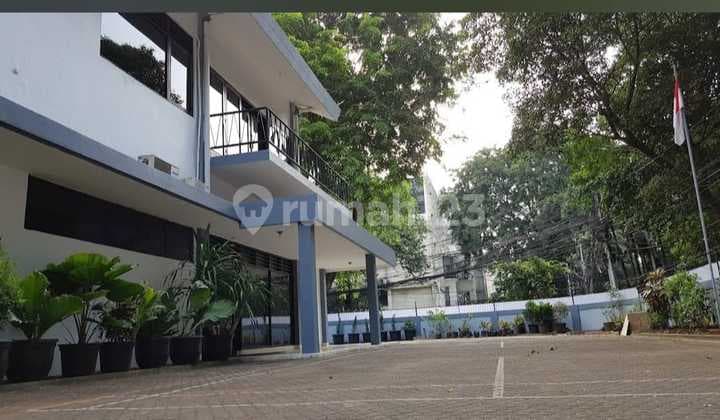 2-Storey Building, Spacious Parking Suitable for Office / Business